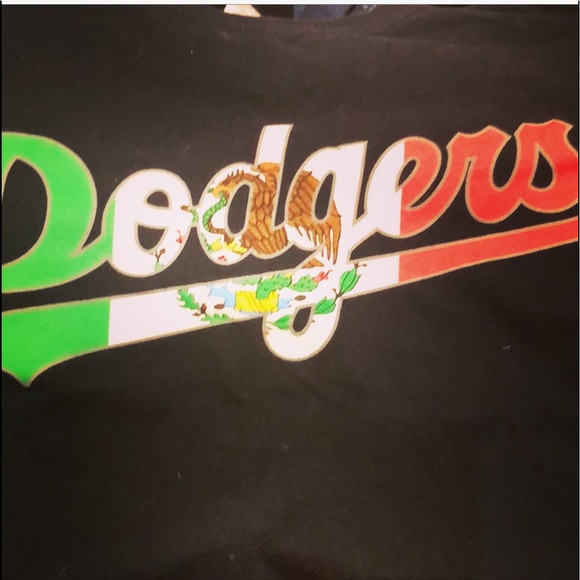Tops - MAKE AN OFFER‼️Dodgers Shirt Size M (Runs Small)